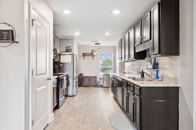 Building Photo - 7131 Penn Way