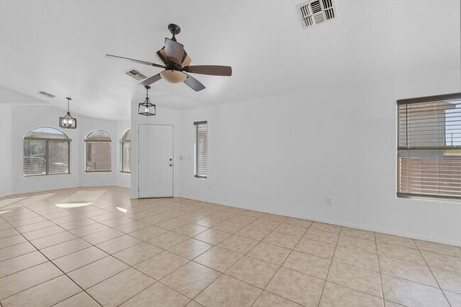 Building Photo - Bright & Inviting Tucson Home Near Davis-M...