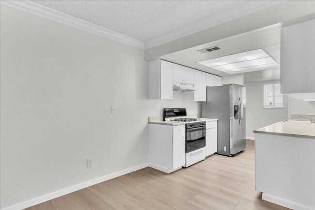 Building Photo - Spacious 2-Bedroom Townhome in Hesperia, CA!