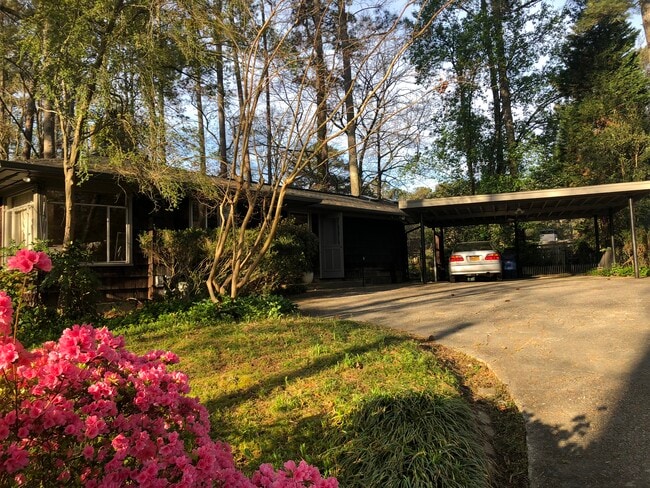 Building Photo - 796 Wesley Dr NW