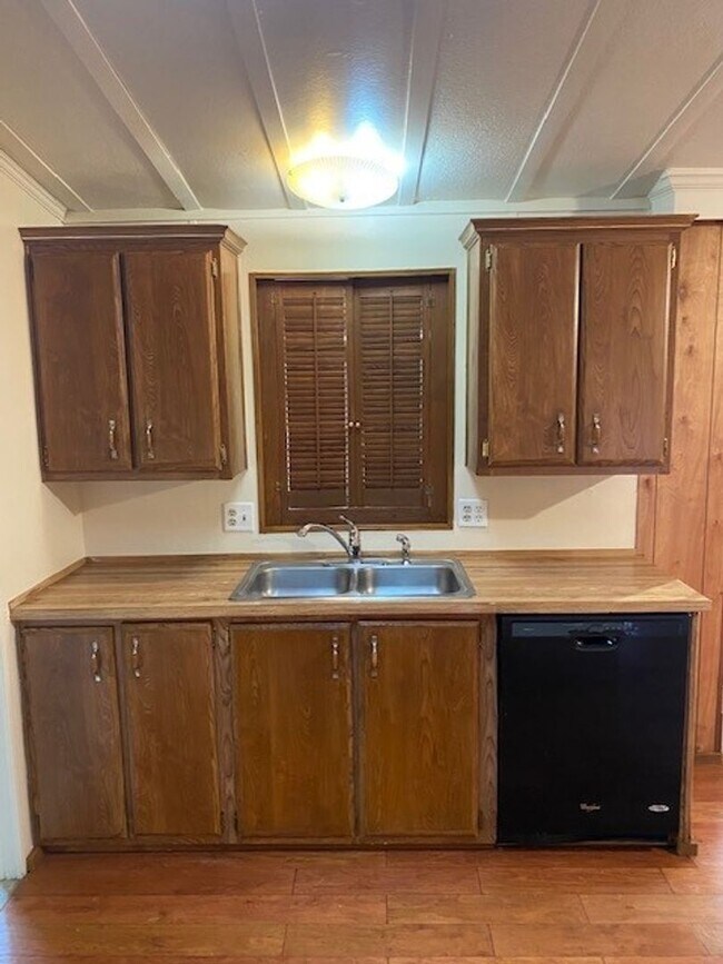 Building Photo - 3 Bedroom 2 Bathroom Manufactured home on ...