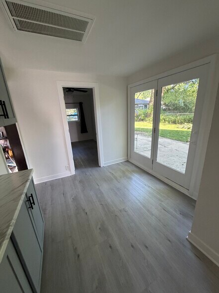 Sunroom - 3206 S Waterview Ave