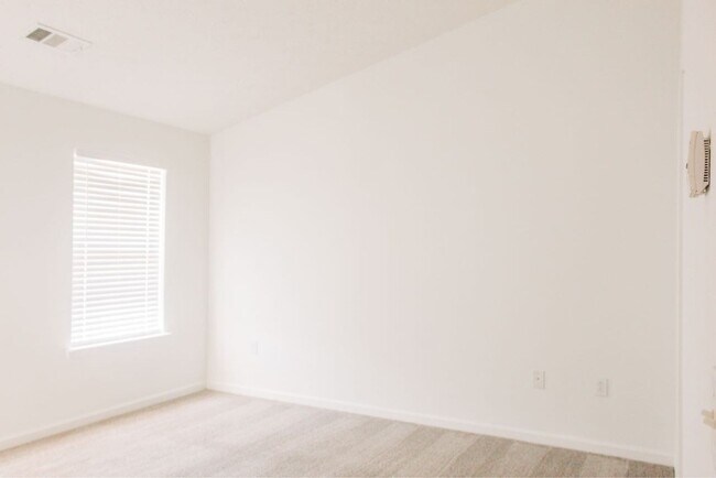 Building Photo - 3 BR/ 2.5 BA Townhome in Somerset Springs ...