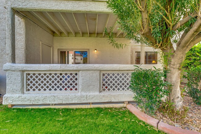 Building Photo - 930 N Mesa Dr