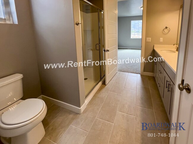 Building Photo - Modern Town Home in Highland!