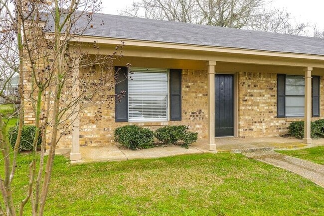 Building Photo - Available Now! 2 bedroom 1 bath in Lindale Tx!