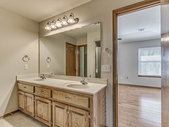 Building Photo - 4 Bed | 2 Bath | 2 Car Garage - Edmond Schools - North Hampton Addition