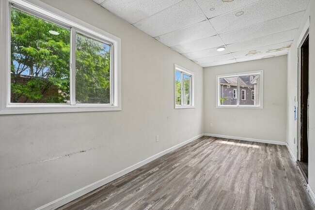 Building Photo - 154 Glen St