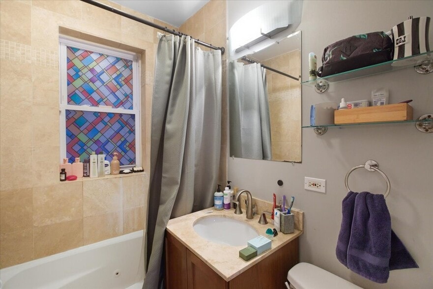 Building Photo - 3040 W Diversey Ave