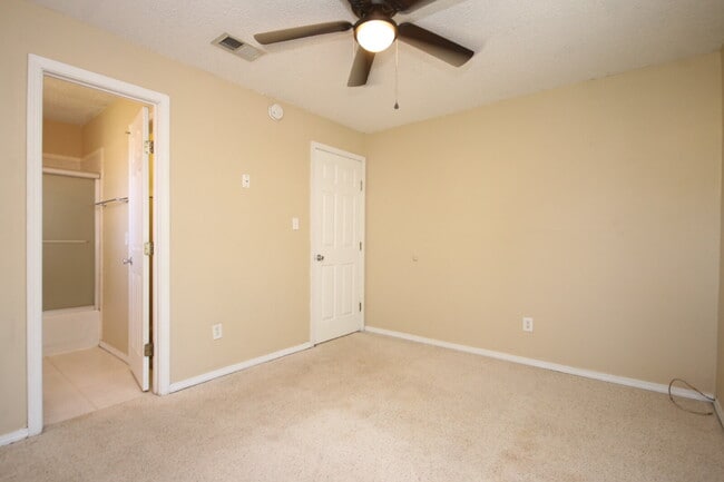 Building Photo - Move-in Ready Spacious & Pet-Friendly 3/2 ...