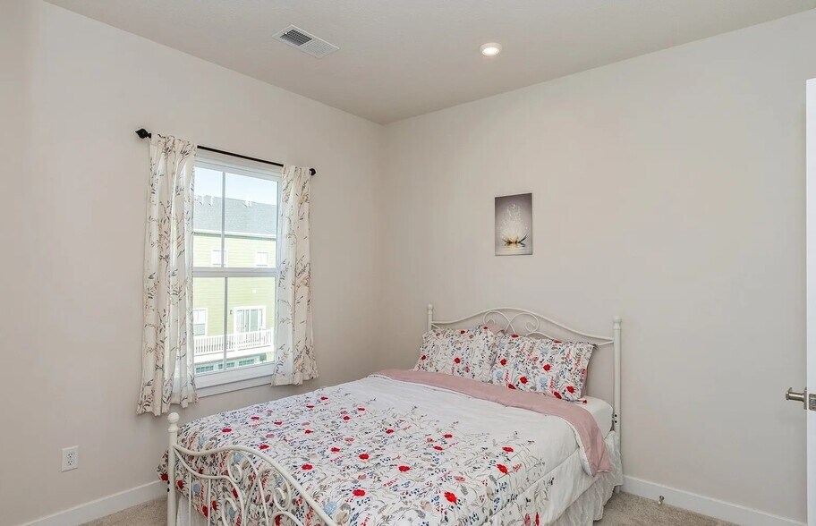 Building Photo - 6702 Sycamore Way