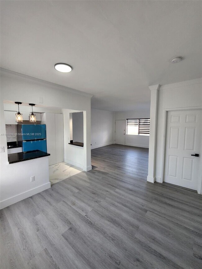 Building Photo - 2101 Normandy Dr