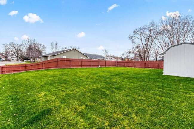 Building Photo - 727 W Clark Ave