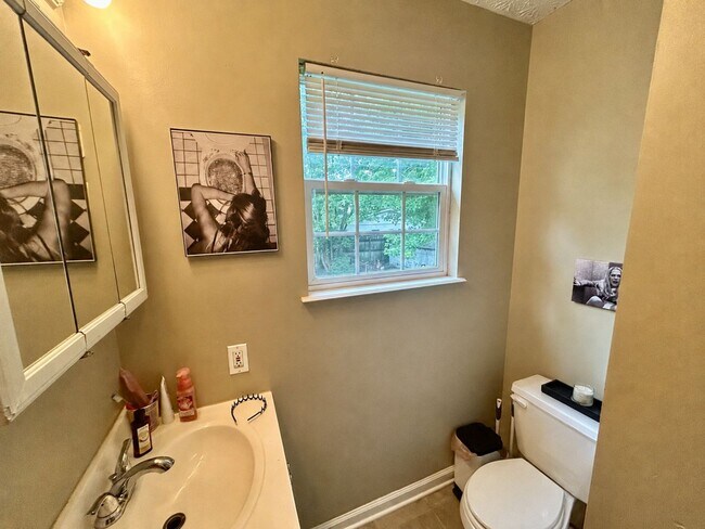 Building Photo - 715 Golfview Dr