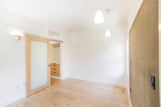 Building Photo - Sunny Apartment in Elmwood Neighborhood