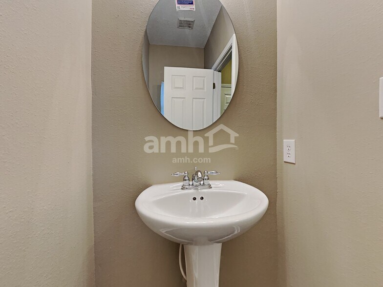 Building Photo - 657 Blue Meadow Dr