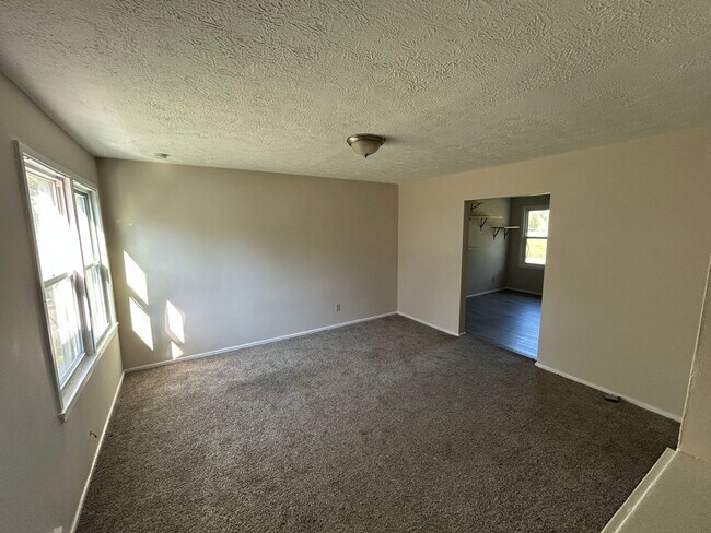 Building Photo - 852-852 S Central Dr