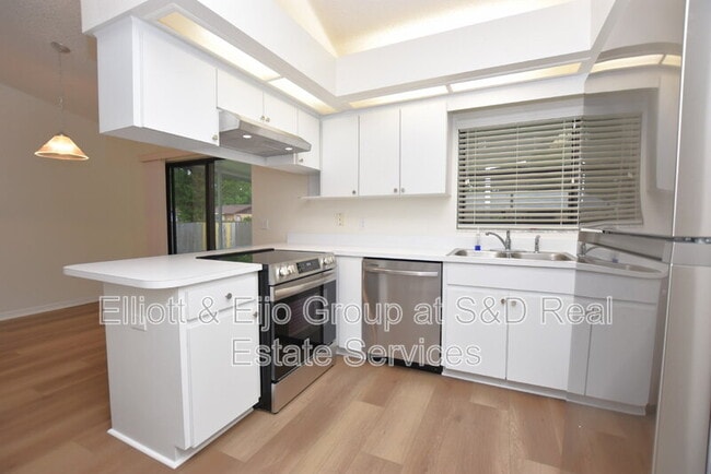 Building Photo - 2220 Maple Hill Ct