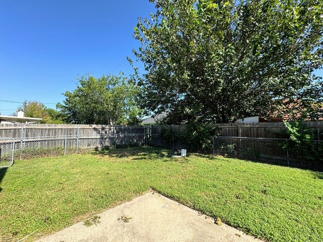 Building Photo - 2505 Windmill Dr