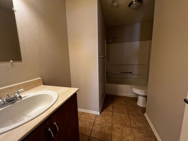 Building Photo - Beautiful 3 bedroom 2 bathroom home.