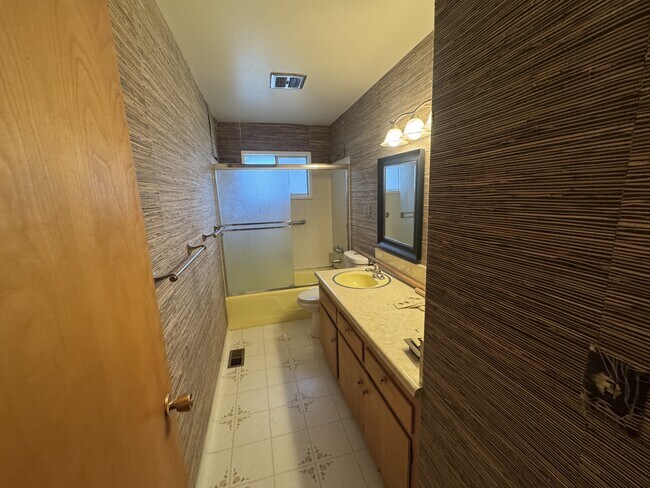 Building Photo - 865 Stanford Ave