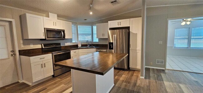 Building Photo - 8410 Wagon Wheel Cir