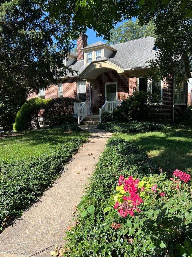 Building Photo - Beautiful 4 BR Brick Cape Cod in Lancaster!