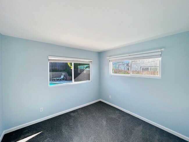 Building Photo - Stunning 3BD/1.5 BA W/ Attached Garage & P...