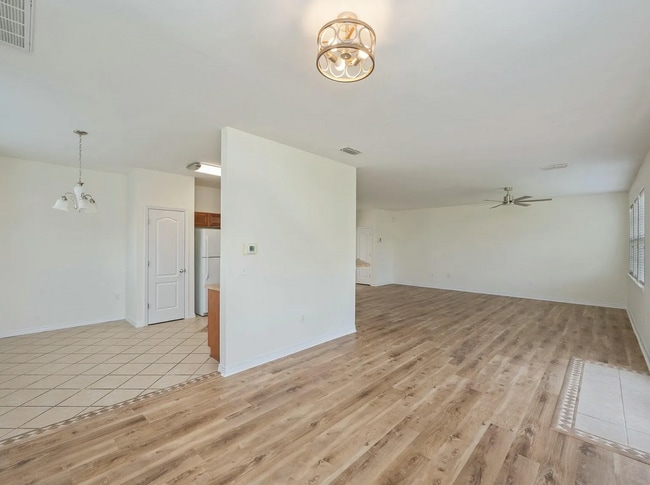 Building Photo - 4 bedroom 2.5 bathroom