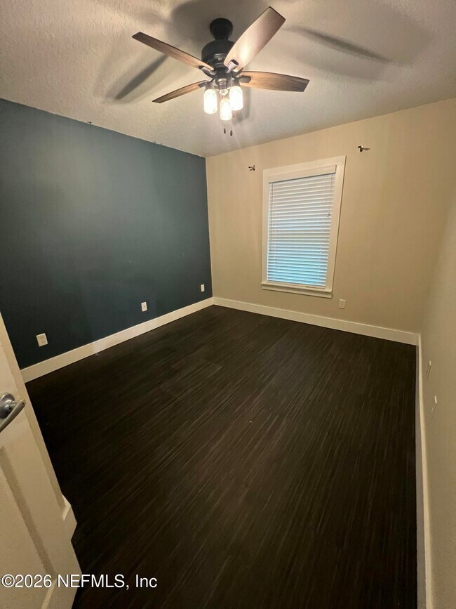 Building Photo - 1115 Main St