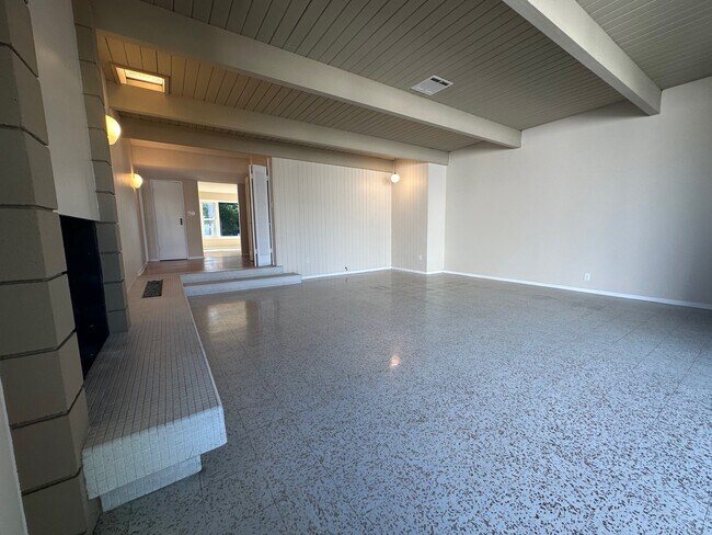 Building Photo - 3169 S Bentley Ave