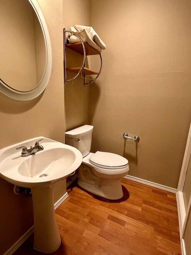 Building Photo - Gorgeous townhome in Redmond