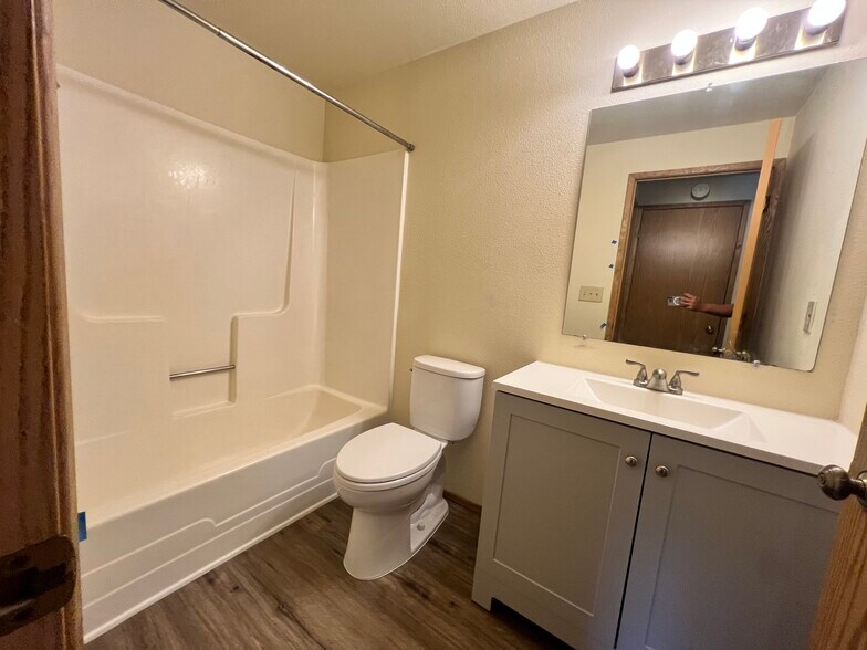 Building Photo - 1232 SW Maple Tree Ct