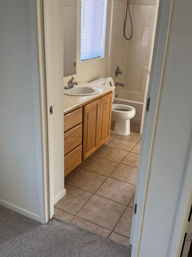 Building Photo - Nice & clean 3 Bedroom, 2 Bath Home in Cit...