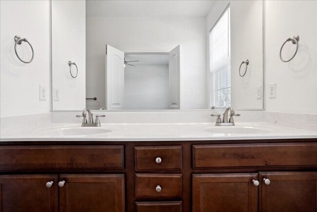 Building Photo - Huntington Pointe