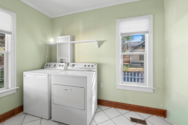 Building Photo - 206 W Waverly Pl