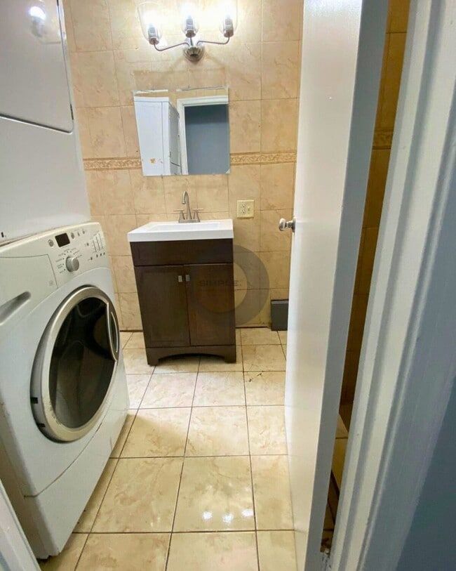 Building Photo - Three Bedroom two-bathroom house with off-...
