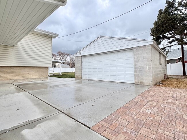 Building Photo - Renovated 3 Bed Home with Huge Yard & 2-Car Garage