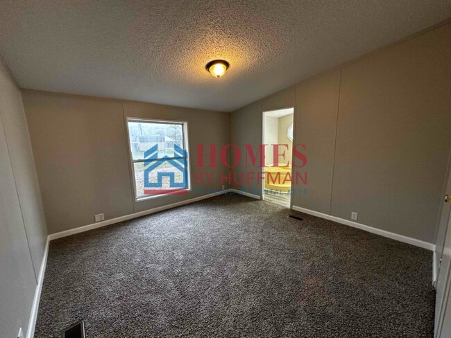 Building Photo - Three Bedroom | Two Bath House