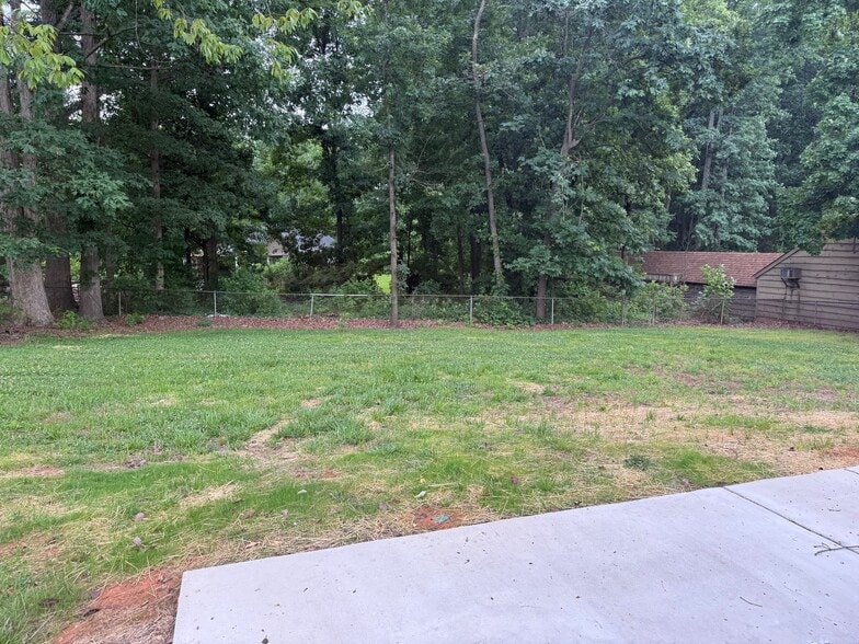 Building Photo - 1722 Maple Ln