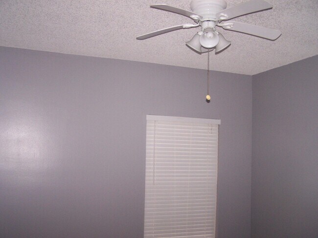 Building Photo - 10372 Fox Trail Rd S