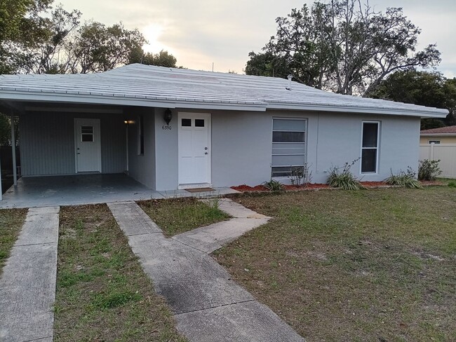 Building Photo - Cute 2 bedroom home with 1 1/2 baths and a...