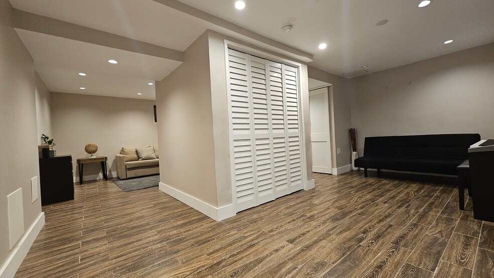 Building Photo - 55 Lakeview St