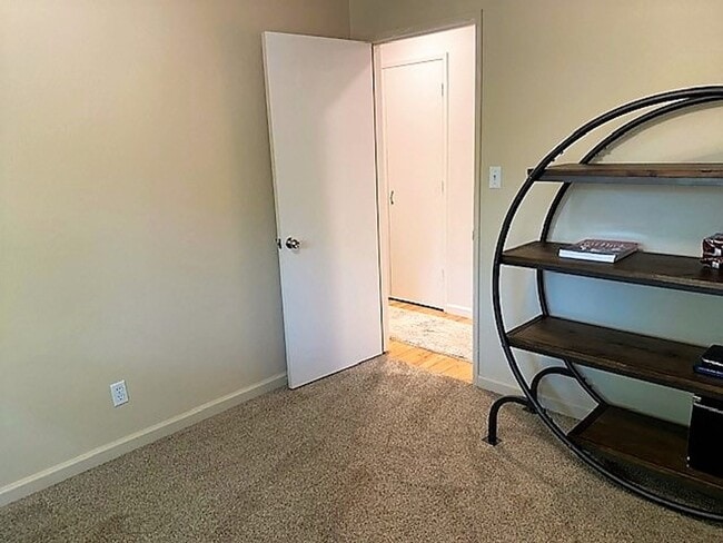 Building Photo - Lovely Home in W. Redding!!
