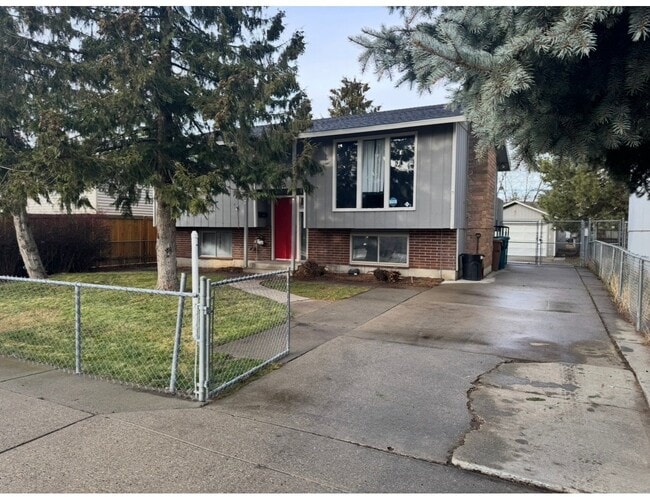 Building Photo - 3217 E 33rd Ave