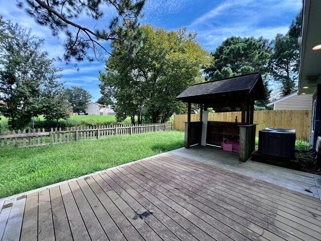 Building Photo - Charming single family home on peaceful canal