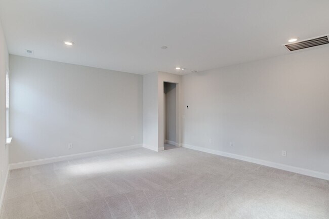 Building Photo - Light & Bright 4BR 3BA house in Tryon, Wak...