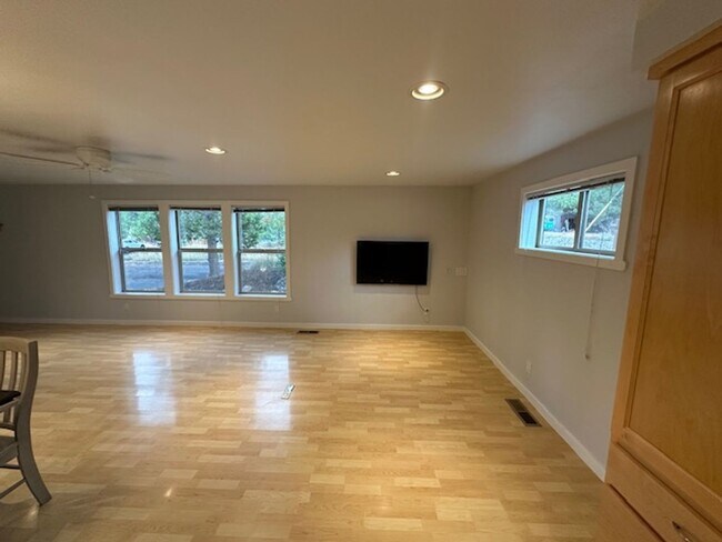 Building Photo - Large and bright 1 Bedroom in Glenshire