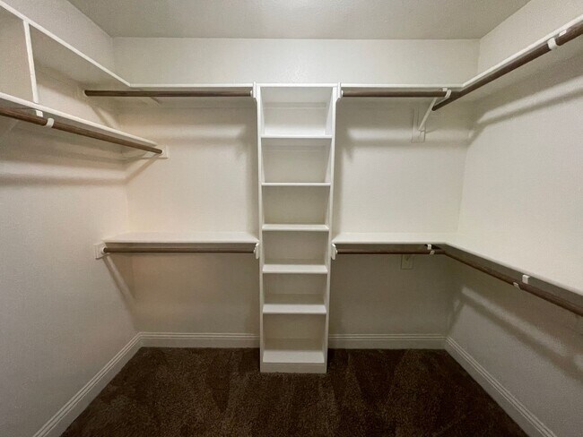 Building Photo - 3/2.5 Townhome w/ STUNNING Open Floor Plan...