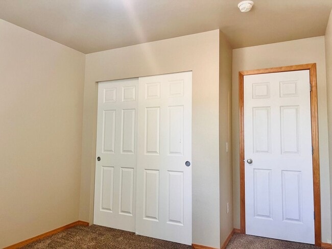 Building Photo - Enormous 4 Bed 2.5Bath + Bonus Room Great Lacey Neighborhood